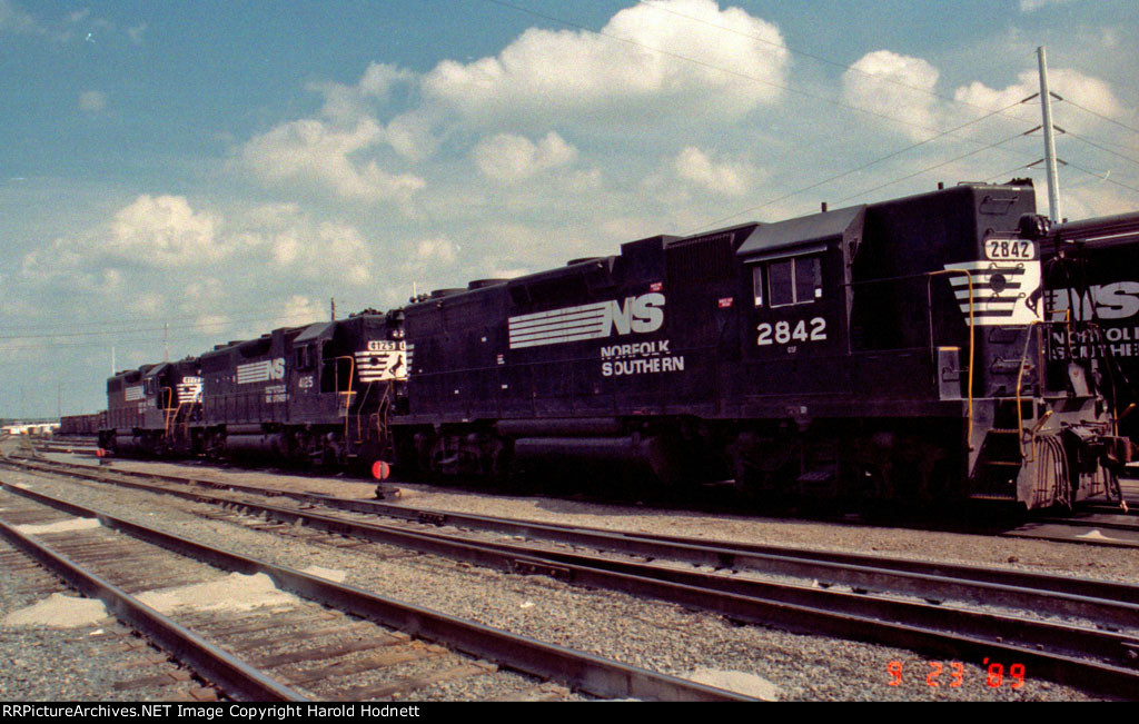 NS 2842, 4125, and 4112 sit at the fuel racks